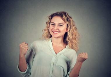 mutlu başarılı kadın başarı kutluyor yumruklar pompalama