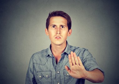 Kızgın genç adam stop el hareketi ile portre tiksinti