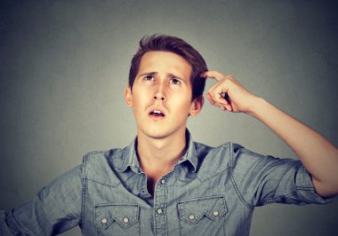 Tırmalamak baş ararken bir şey hakkında düşünme, dostum