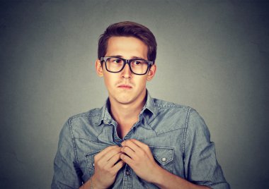 Sinir içine kapanık adam garip hisseder