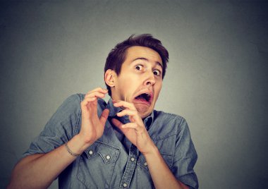 Kendini üzerinden hoş olmayan korumaya çalışan adam şok bakan korkuttu 