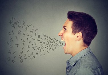 kızgın adam açık ağzından uçan alfabesi harfleri ile çığlık 