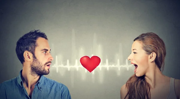Conexión de amor. Hombre mujer hablando entre sí con el corazón en el medio —  Fotos de Stock