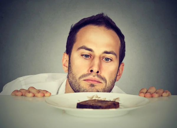 Homem faminto anseia por comida doce — Fotografia de Stock