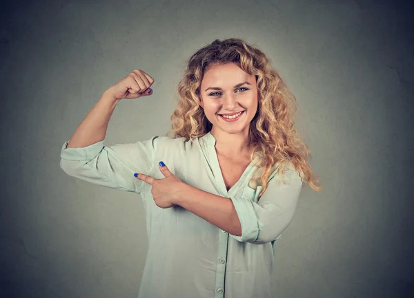 Joven feliz mujer flexionar los músculos mostrando su fuerza — Foto de Stock