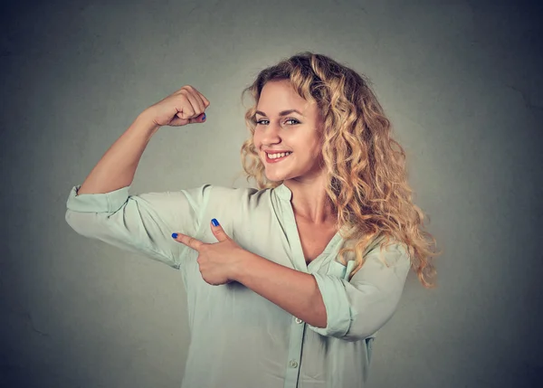 Joven feliz mujer flexionar los músculos mostrando su fuerza — Foto de Stock