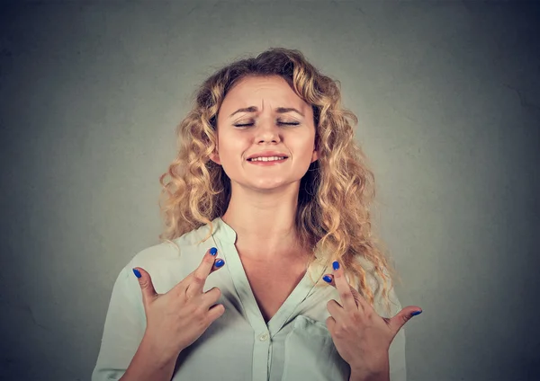 Woman crossing her fingers, eyes closed, hoping — Stockfoto