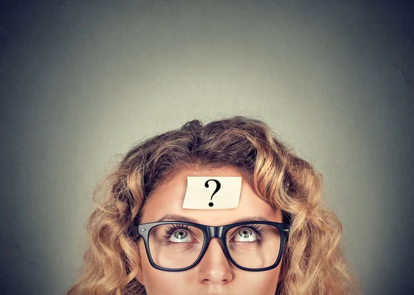 soru işareti olan düşünme kadın 