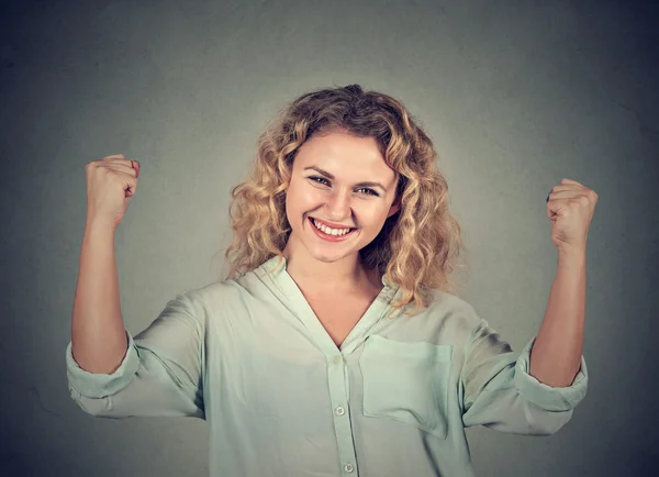 Щаслива успішна жінка накачує кулаки святкуючи успіх — стокове фото