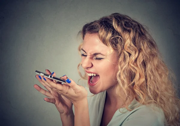 Woman screaming on mobile phone — Zdjęcie stockowe