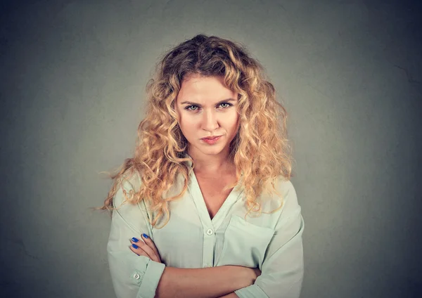 Disgustado cabreado enojado gruñón pesimista mujer con mala actitud — Foto de Stock