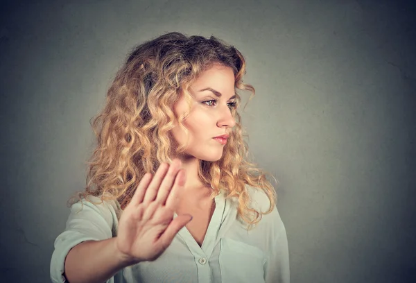 Zły, zły kobieta z złe nastawienie dając rozmawiać ręką gest — Zdjęcie stockowe