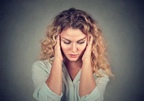 Treurige vrouw met bezorgd benadrukt gezicht expressie neer te kijken — Stockfoto