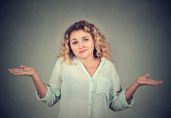 Shrugs schouders stom uitziende vrouw armen — Stockfoto