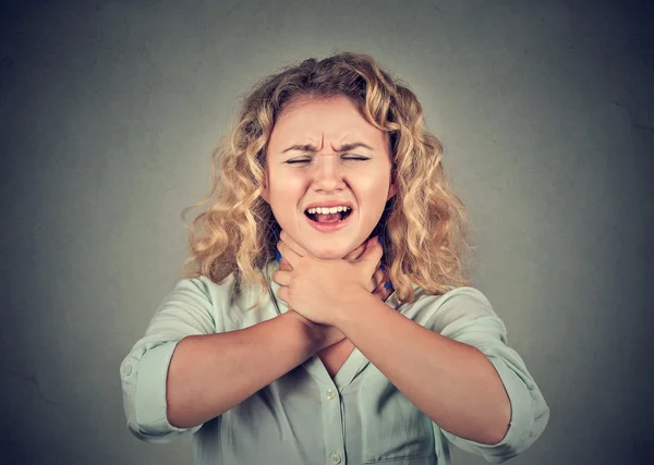 Young woman having asthma attack or choking can't breath — Stock Photo, Image