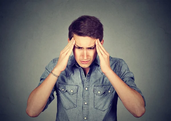Homem estressado com uma dor de cabeça — Fotografia de Stock