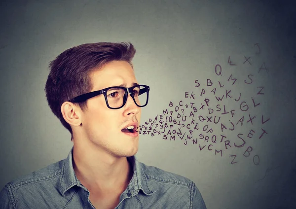 Homem falando com letras do alfabeto saindo de sua boca — Fotografia de Stock