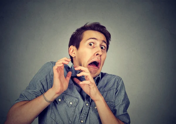 Hombre mirando sorprendido asustado tratando de protegerse de desagradable — Foto de Stock