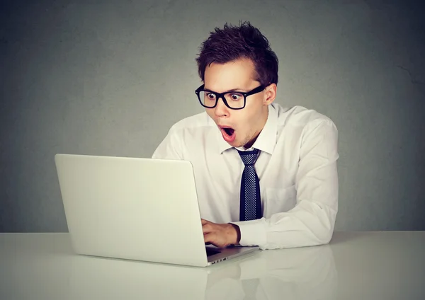 Hombre sorprendido usando una computadora portátil —  Fotos de Stock