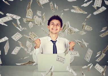 para yağmur altında çevrimiçi iş kurma dizüstü kullanan adam 