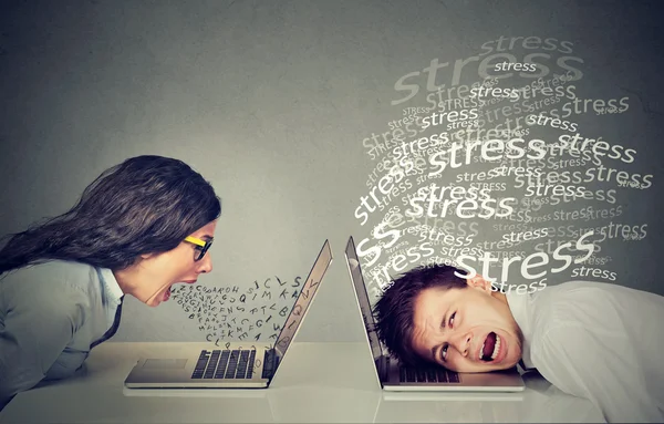 Mulher zangada gritando com laptop sentado ao lado de um homem estressado — Fotografia de Stock