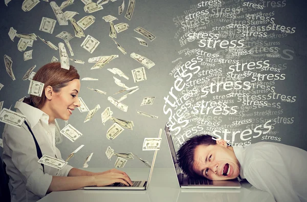 Mujer bajo la lluvia de dinero trabajando en el ordenador portátil al lado del hombre estresado —  Fotos de Stock