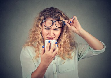 telefon görmek sorun yaşıyorsanız gözlüklü kadın vizyon sorunları var