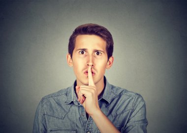 adam veren Shhhh sessizlik, sessizlik, gizli jest 
