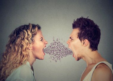 Ağzından çıkan alfabesinde geçerli olan harfleri çığlık öfkeli Çift