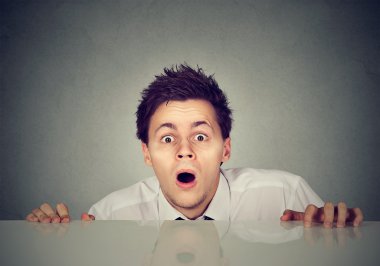 endişeli genç adam kameraya benziyor