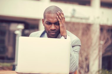 şirket ofisi dizüstü bilgisayarda çalışma dışında oturan işadamı vurguladı