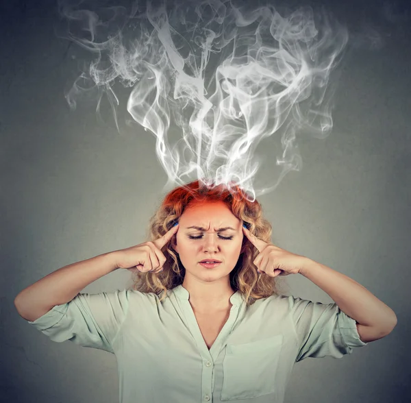 Frau denkt sehr intensiv an Kopfschmerzen — Stockfoto