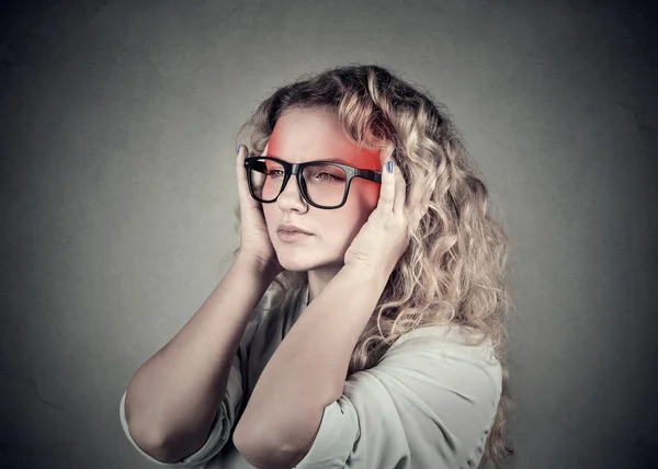 Женщина с головной болью, мигренью, стрессом, с красным акцентом тревоги — стоковое фото