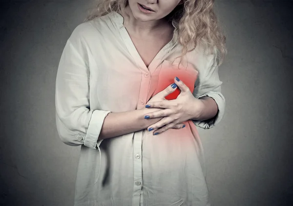 Mulher com ataque cardíaco, dor, problema de saúde segurando tocar no peito — Fotografia de Stock