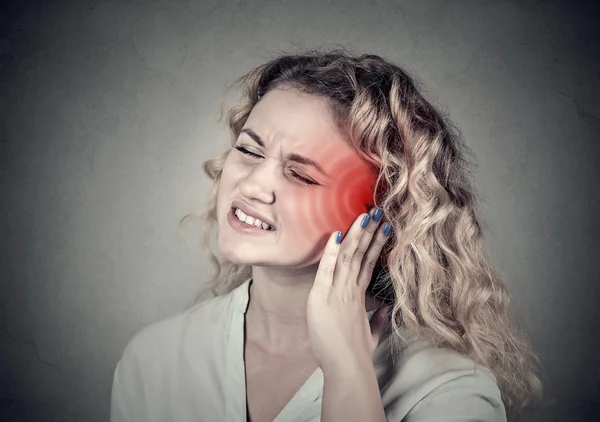 Tinnitus. Mujer enferma con dolor de oído tocando su dolorosa cabeza — Foto de Stock
