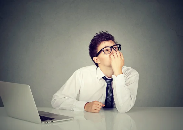 Pensive jeune homme rêvant de travailler sur ordinateur portable — Photo