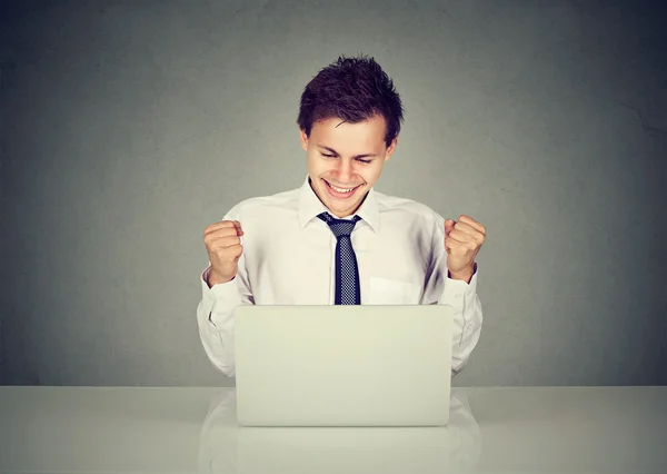 Happy business man celebrating success in front of a laptop — Stock Photo, Image