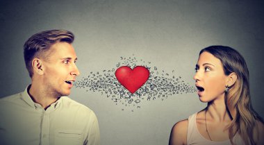 Bağlantı seviyorum. Birbirinizle konuşmak kırmızı kalp arasında adam kadın 