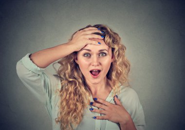 Kameraya bakarak bağırarak sürpriz genç kadın