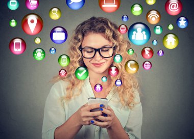 Smartphone sosyal medya uygulama simgeleri ekran dışarı uçan kullanan kadın