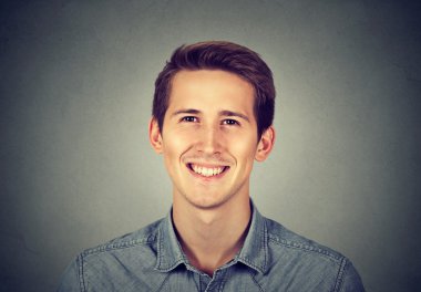 Modern insan, yaratıcı profesyonel gülümseyen headshot 