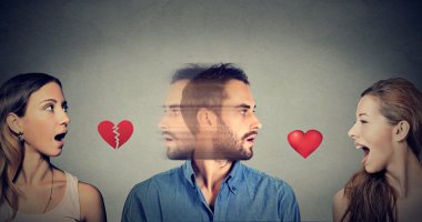 Yeni ilişki kavramı. Aşk üçgeni. Genç adam, başka bir kadına aşık 