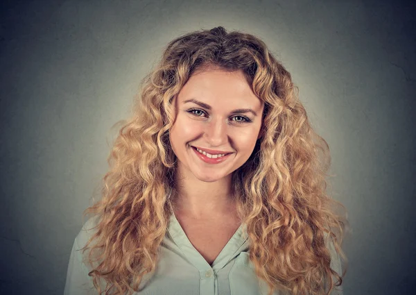 Closeup retrato mulher feliz sorrindo — Fotografia de Stock