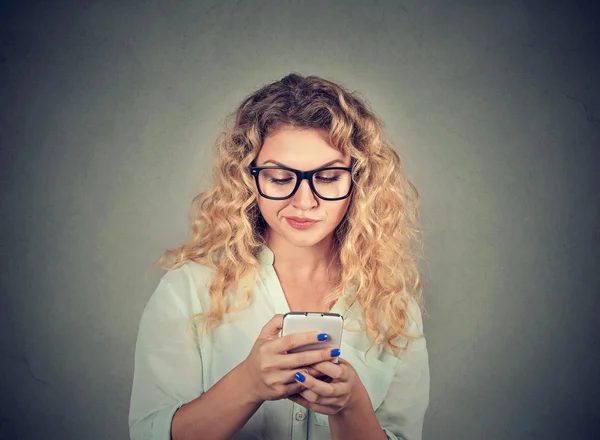 Chateado mulher mensagens de texto no telefone celular descontente com a conversa — Fotografia de Stock
