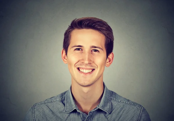 Headshot sorridente uomo moderno, creativo professionale — Foto Stock