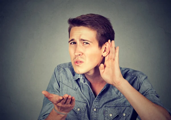 Twarde słuchu człowieka umieszczenie strony na ucho pytając ktoś się odezwać — Zdjęcie stockowe