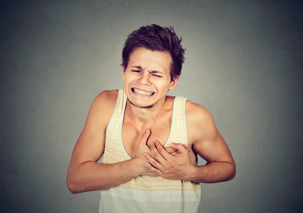 Взрослый человек, страдающий от сильной сердечной боли, боли в груди — стоковое фото