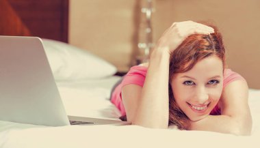 Genç kadının uyanma sonra posta kutusu e-posta kontrol etmek vardır