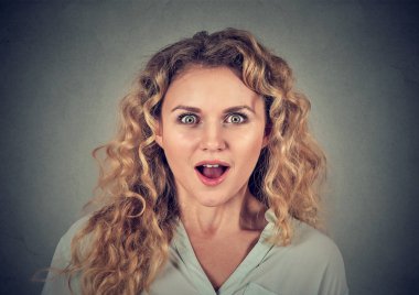 Kameraya bakarak bağırarak sürpriz genç kadın