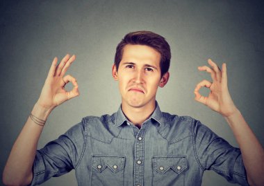 Memnun adam ok işareti el hareketi 